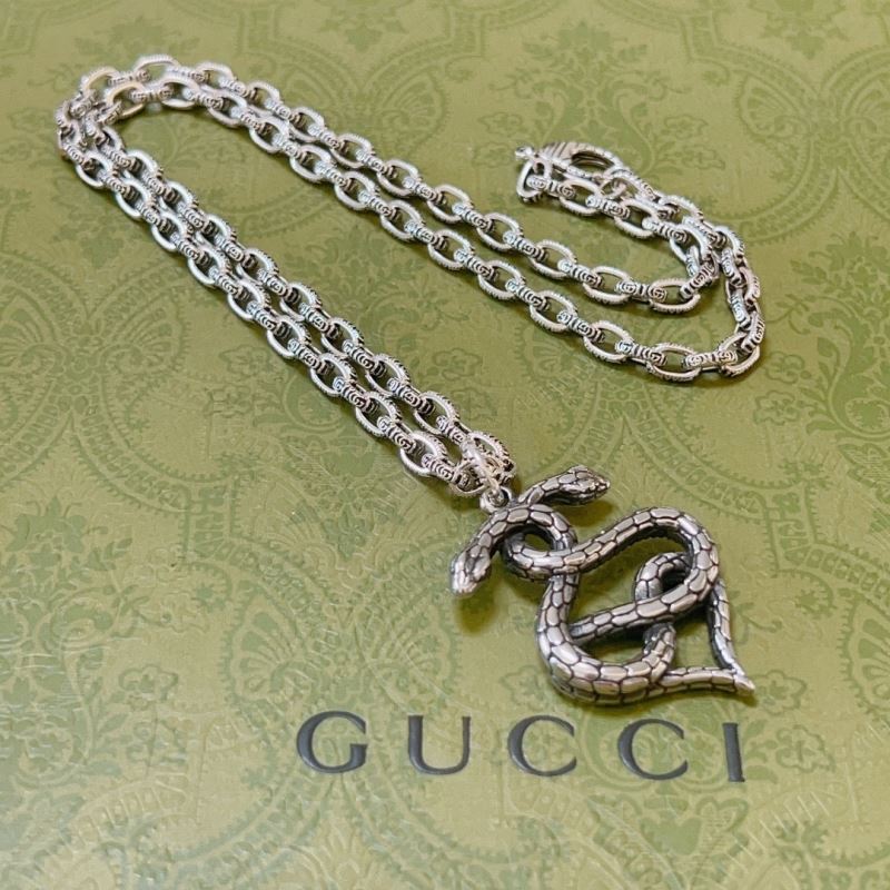 G*u*i necklaces